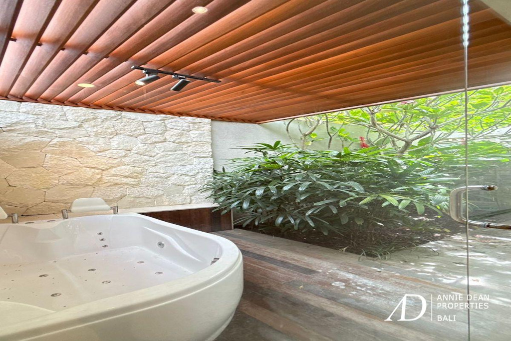 FREEHOLD | MODERN 4-BEDROOM VILLA IN BUMBAK - UMALAS