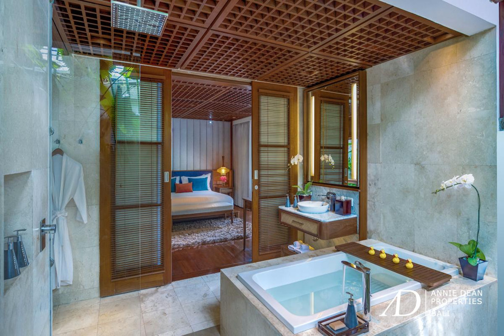 FREEHOLD | 5-BEDROOM LUXURY VILLA IN PETITENGET, SEMINYAK