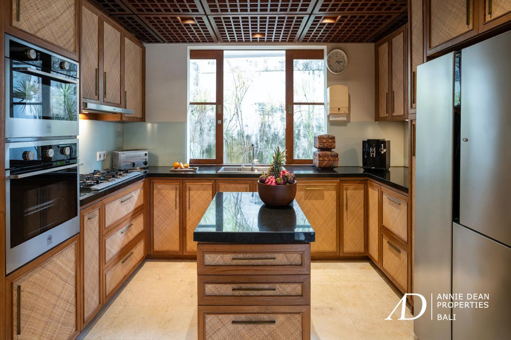 FREEHOLD | 5-BEDROOM LUXURY VILLA IN PETITENGET, SEMINYAK