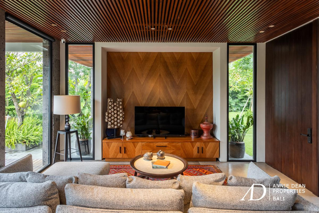 FREEHOLD | LUXURY 4-BEDROOM VILLA IN PRIME CANGGU LOCATION