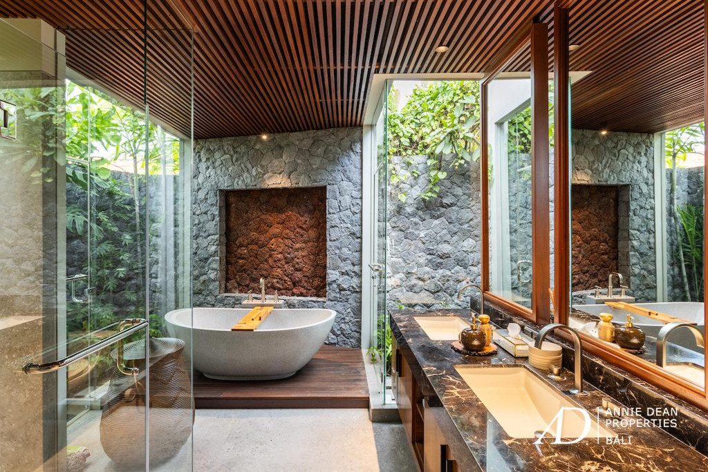 FREEHOLD | LUXURY 4-BEDROOM VILLA IN PRIME CANGGU LOCATION