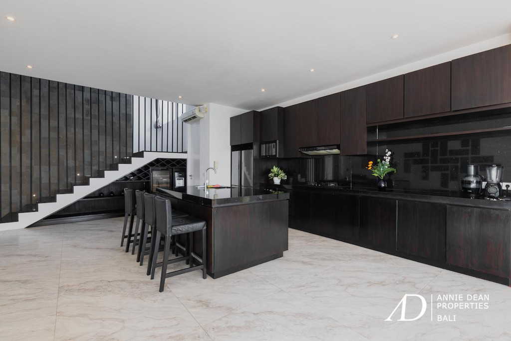 FREEHOLD | MODERN DESIGN VILLA WITH ROOFTOP & OCEAN VIEWS