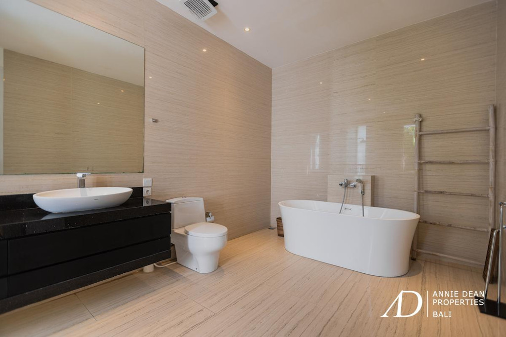 FREEHOLD | MODERN DESIGN VILLA WITH ROOFTOP & OCEAN VIEWS