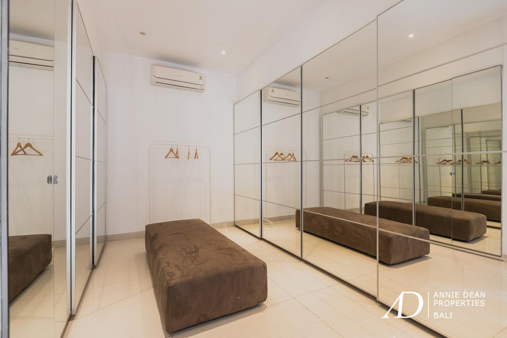 FREEHOLD | MODERN DESIGN VILLA WITH ROOFTOP & OCEAN VIEWS