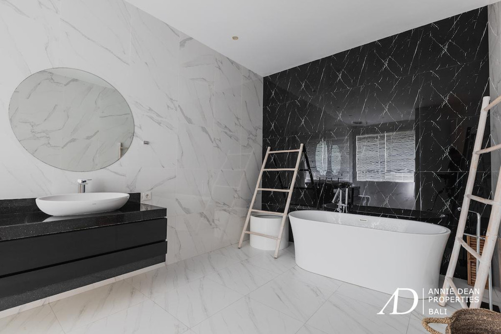 FREEHOLD | MODERN DESIGN VILLA WITH ROOFTOP & OCEAN VIEWS