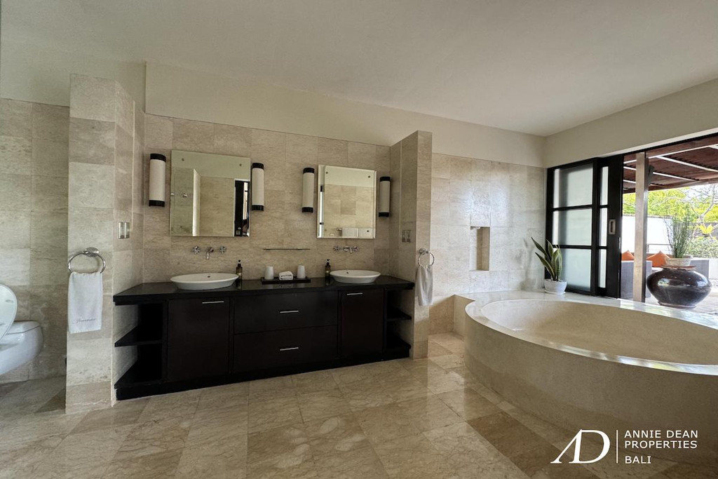 FREEHOLD | MODERN VILLA IN SECURE LUXURY ESTATE - JIMBARAN