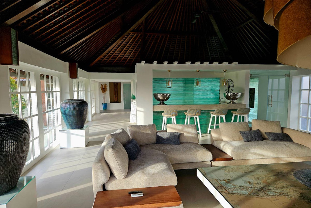 LEASEHOLD | RENOVATED 4-BEDROOM LUXURY VILLA IN PRIME SEMINYAK