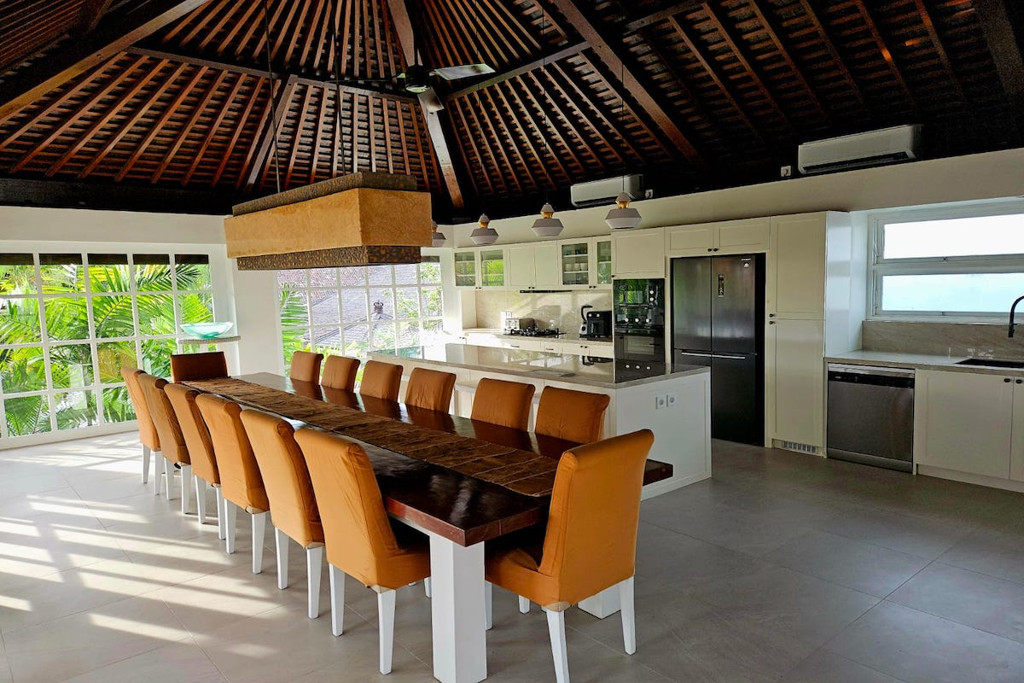 LEASEHOLD | RENOVATED 4-BEDROOM LUXURY VILLA IN PRIME SEMINYAK