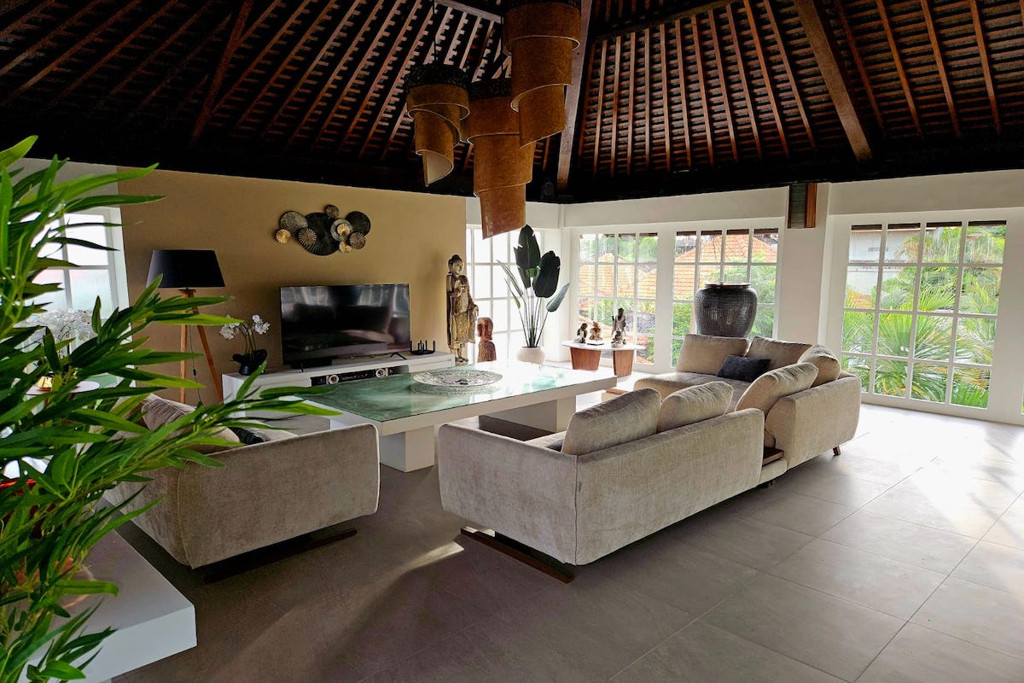 LEASEHOLD | RENOVATED 4-BEDROOM LUXURY VILLA IN PRIME SEMINYAK