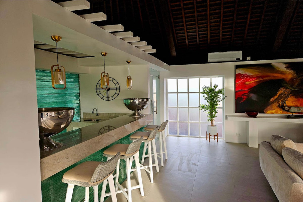LEASEHOLD | RENOVATED 4-BEDROOM LUXURY VILLA IN PRIME SEMINYAK