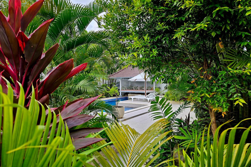 LEASEHOLD | RENOVATED 4-BEDROOM LUXURY VILLA IN PRIME SEMINYAK