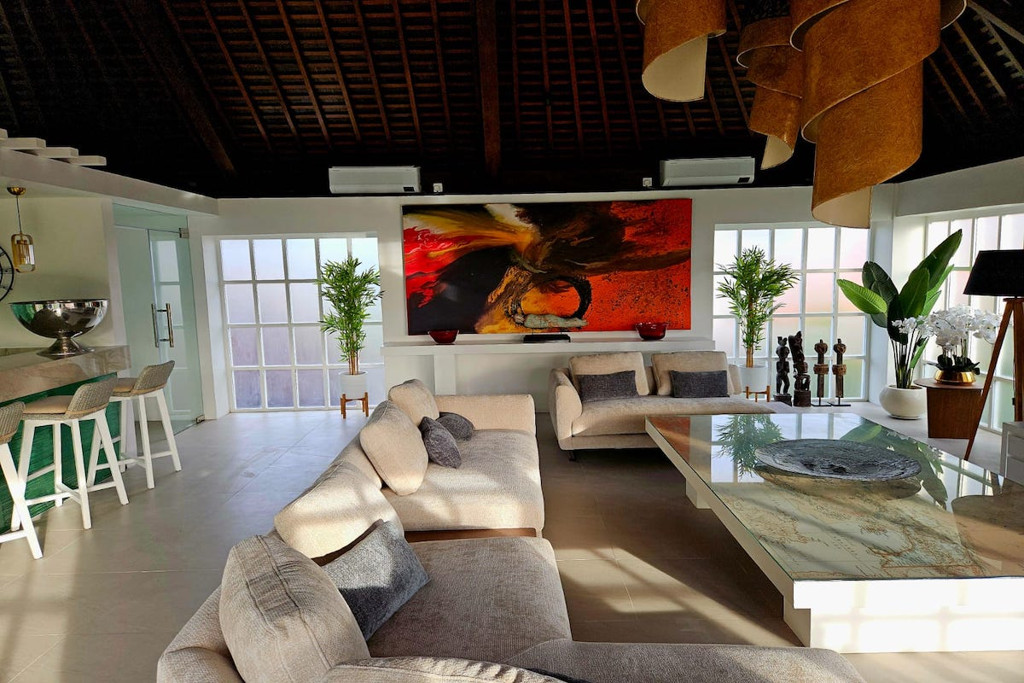 LEASEHOLD | RENOVATED 4-BEDROOM LUXURY VILLA IN PRIME SEMINYAK