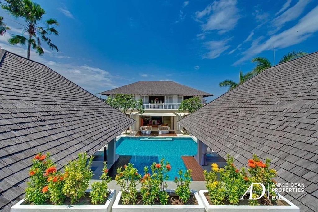 FREEHOLD | COLONIAL-STYLE LUXURY VILLA 500 METERS FROM THE BEACH - PRIME SEMINYAK