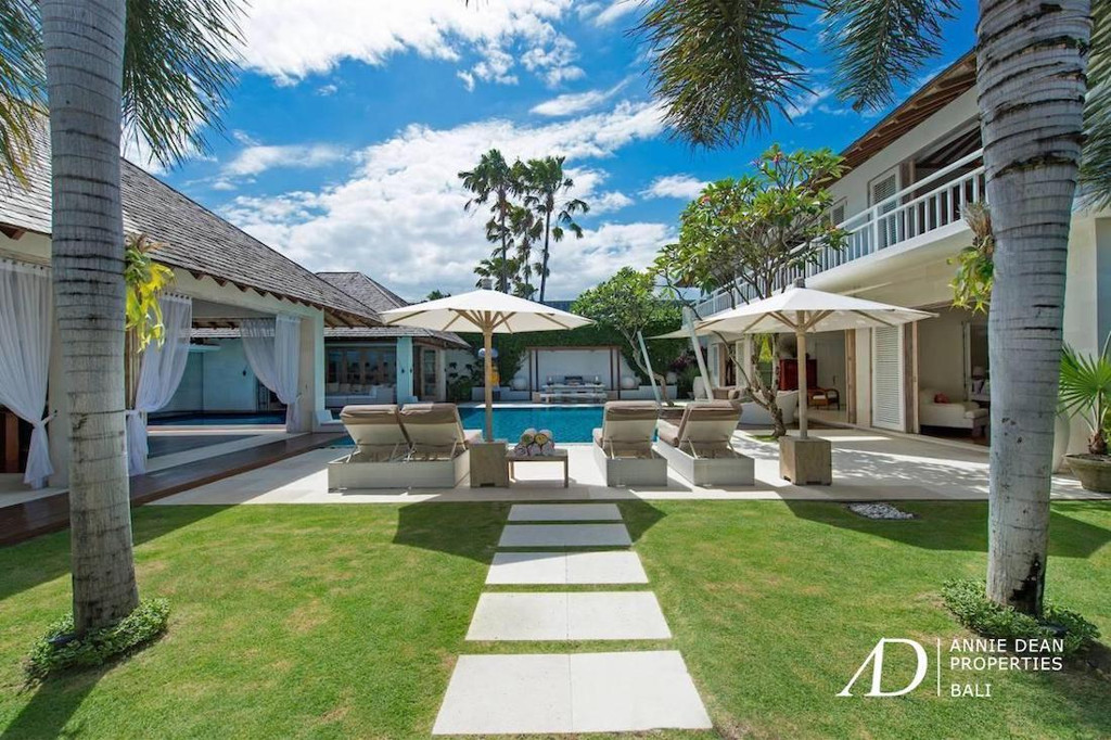 FREEHOLD | COLONIAL-STYLE LUXURY VILLA 500 METERS FROM THE BEACH - PRIME SEMINYAK