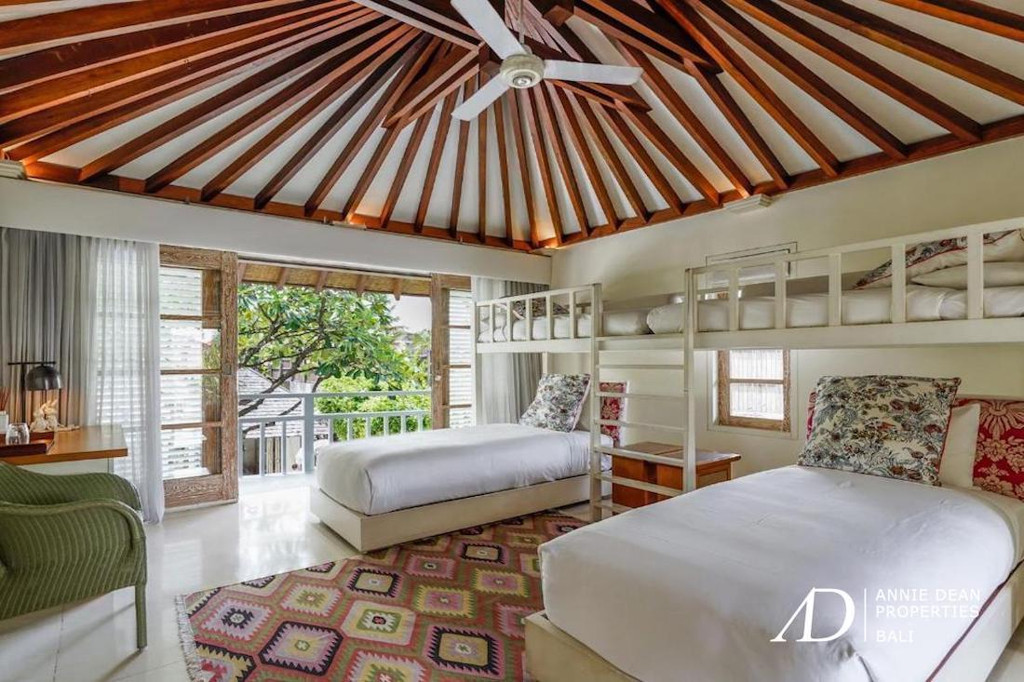 FREEHOLD | COLONIAL-STYLE LUXURY VILLA 500 METERS FROM THE BEACH - PRIME SEMINYAK