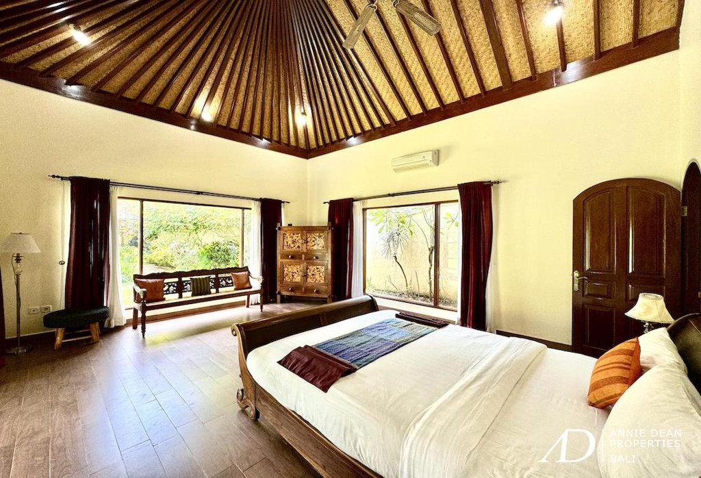 LEASEHOLD |BALINESE STYLE  VILLA ON THE BEACHSIDE OF SANUR