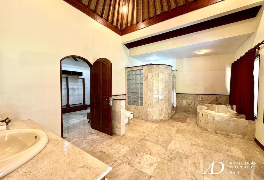 LEASEHOLD |BALINESE STYLE  VILLA ON THE BEACHSIDE OF SANUR