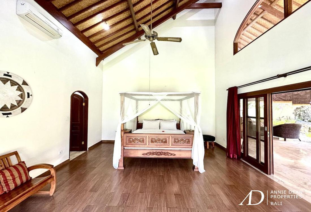 LEASEHOLD |BALINESE STYLE  VILLA ON THE BEACHSIDE OF SANUR