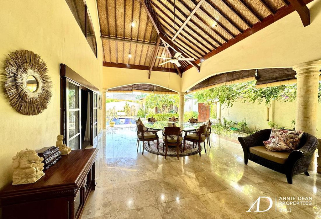 LEASEHOLD |BALINESE STYLE  VILLA ON THE BEACHSIDE OF SANUR
