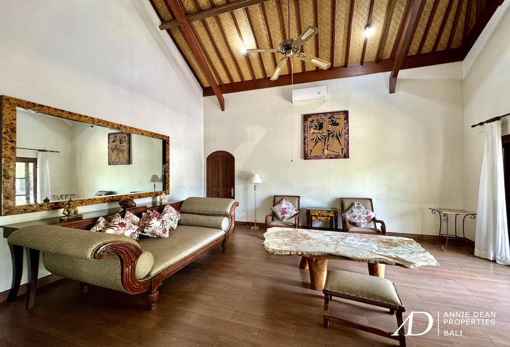 LEASEHOLD |BALINESE STYLE  VILLA ON THE BEACHSIDE OF SANUR