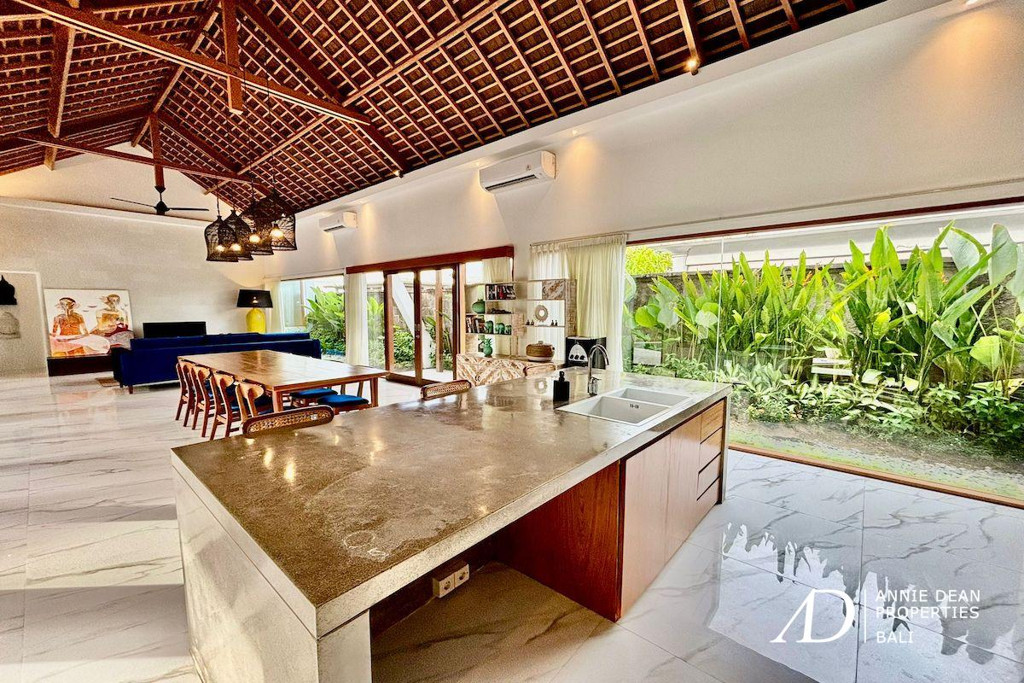 FREEHOLD | SINGLE-LEVEL TROPICAL VILLA WITH PRIVATE POOL
