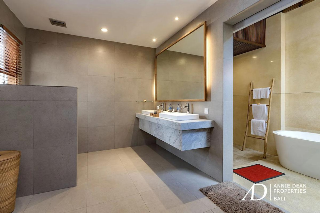 FREEHOLD 4-BEDROOM LUXURY VILLA JUST 300 METERS FROM SEMINYAK BEACH