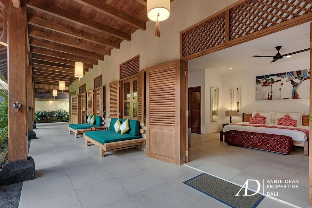 FREEHOLD 4-BEDROOM LUXURY VILLA JUST 300 METERS FROM SEMINYAK BEACH