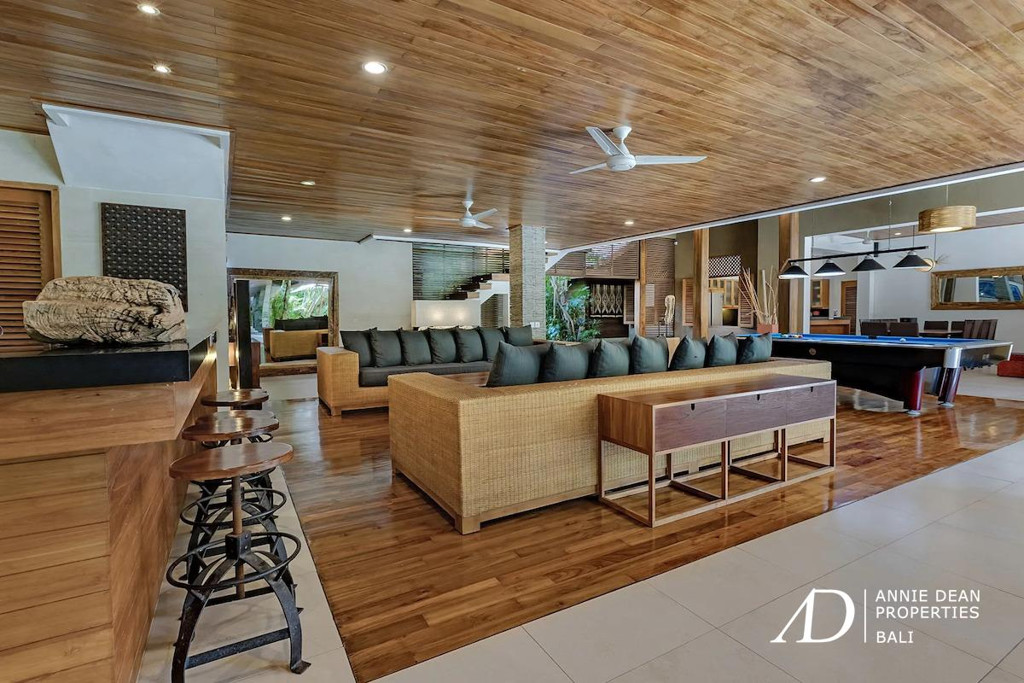 FREEHOLD 4-BEDROOM LUXURY VILLA JUST 300 METERS FROM SEMINYAK BEACH