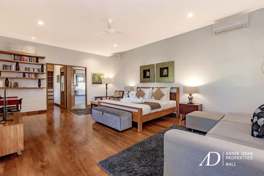 FREEHOLD 4-BEDROOM LUXURY VILLA JUST 300 METERS FROM SEMINYAK BEACH