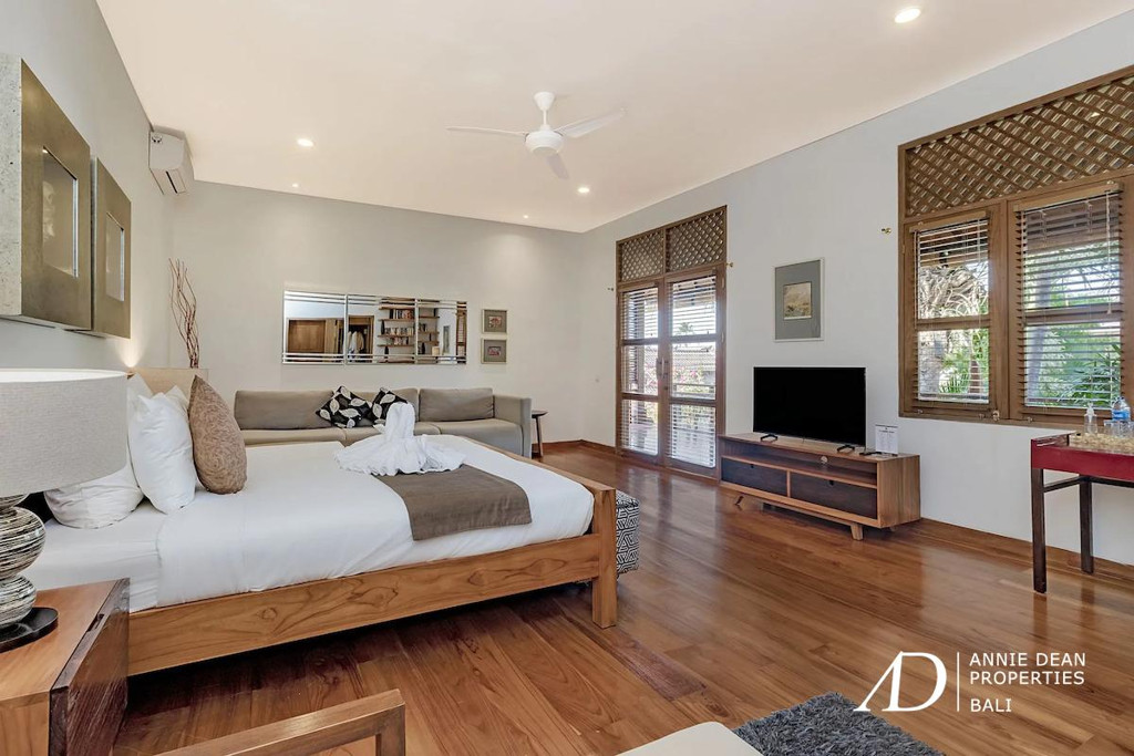 FREEHOLD 4-BEDROOM LUXURY VILLA JUST 300 METERS FROM SEMINYAK BEACH