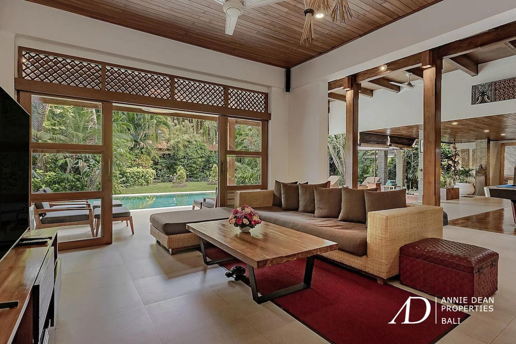 FREEHOLD 4-BEDROOM LUXURY VILLA JUST 300 METERS FROM SEMINYAK BEACH