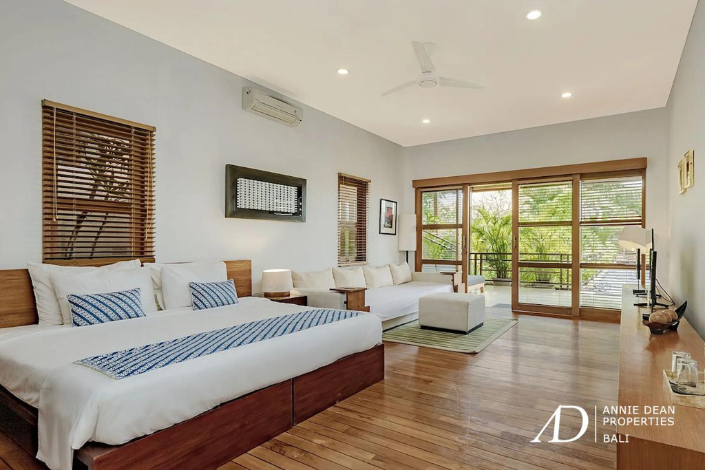 FREEHOLD 4-BEDROOM LUXURY VILLA JUST 300 METERS FROM SEMINYAK BEACH