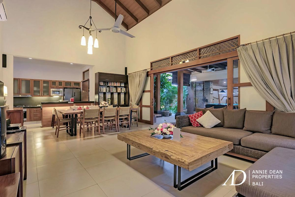 FREEHOLD 4-BEDROOM LUXURY VILLA JUST 300 METERS FROM SEMINYAK BEACH