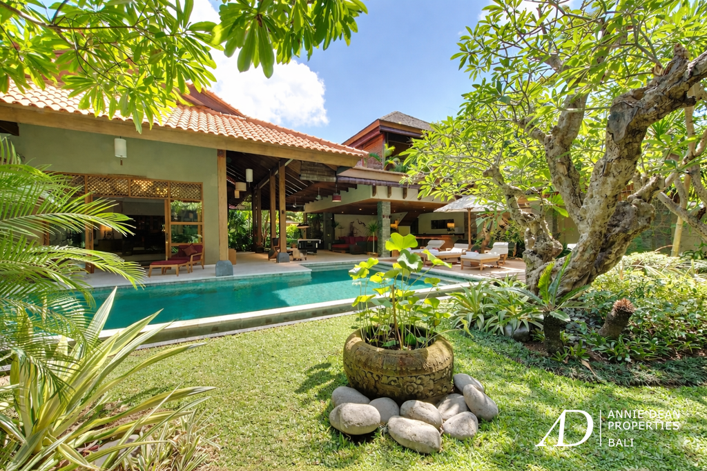 FREEHOLD 4-BEDROOM LUXURY VILLA JUST 300 METERS FROM SEMINYAK BEACH