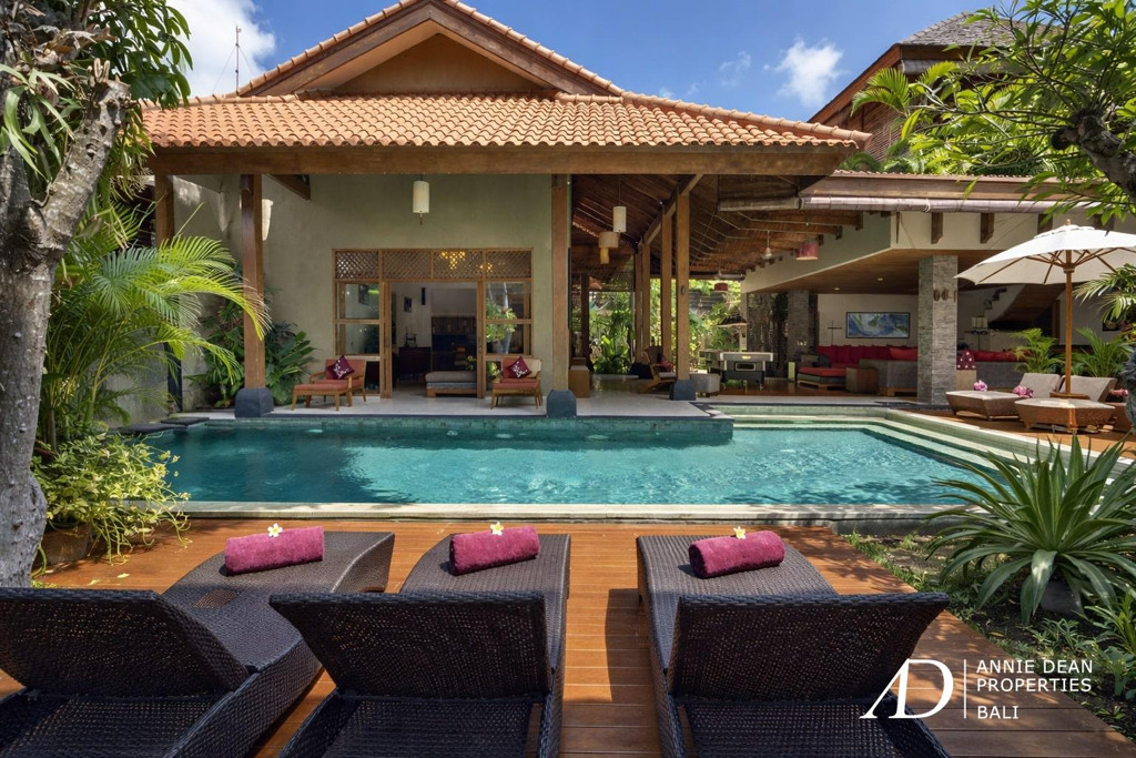 FREEHOLD 4-BEDROOM LUXURY VILLA JUST 300 METERS FROM SEMINYAK BEACH