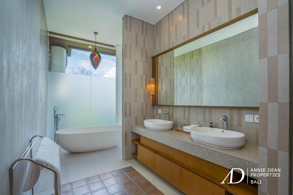 FREEHOLD | BRAND NEW 4-BEDROOM VILLA IN UMALAS