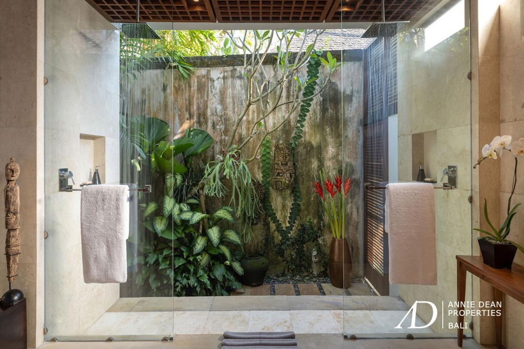 FREEHOLD | 5-BEDROOM LUXURY VILLA IN PETITENGET, SEMINYAK