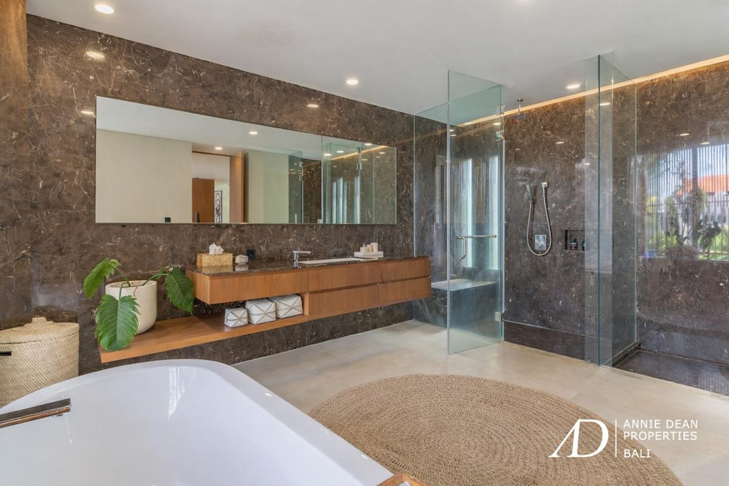 LEASEHOLD | MODERN LUXURY 4-BED VILLA IN THE PRIME AREA OF BATU BELIG