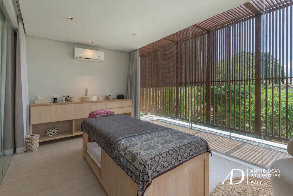 LEASEHOLD | MODERN LUXURY 4-BED VILLA IN THE PRIME AREA OF BATU BELIG