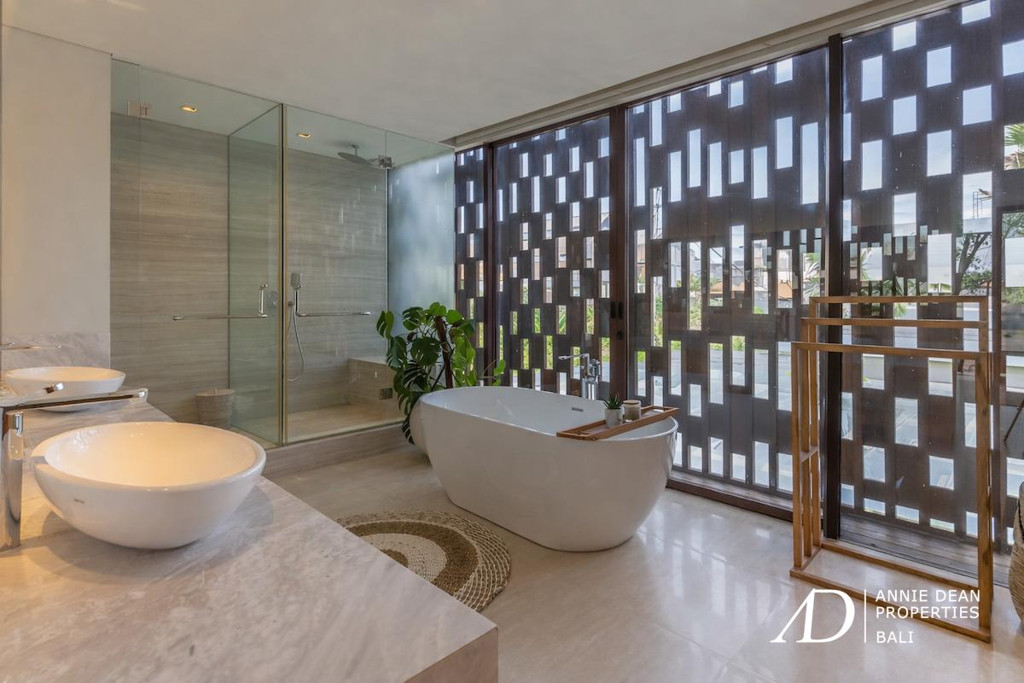 LEASEHOLD | MODERN LUXURY 4-BED VILLA IN THE PRIME AREA OF BATU BELIG