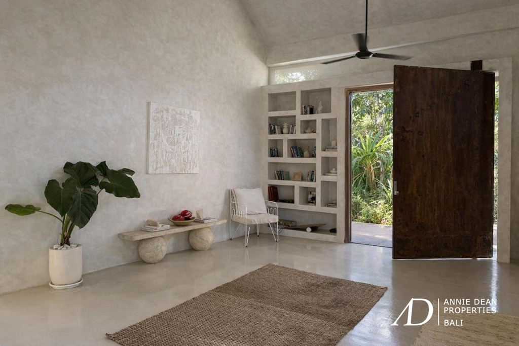 FREEHOLD FULLY RENOVATED BEACHSIDE RETREAT IN PERERENAN