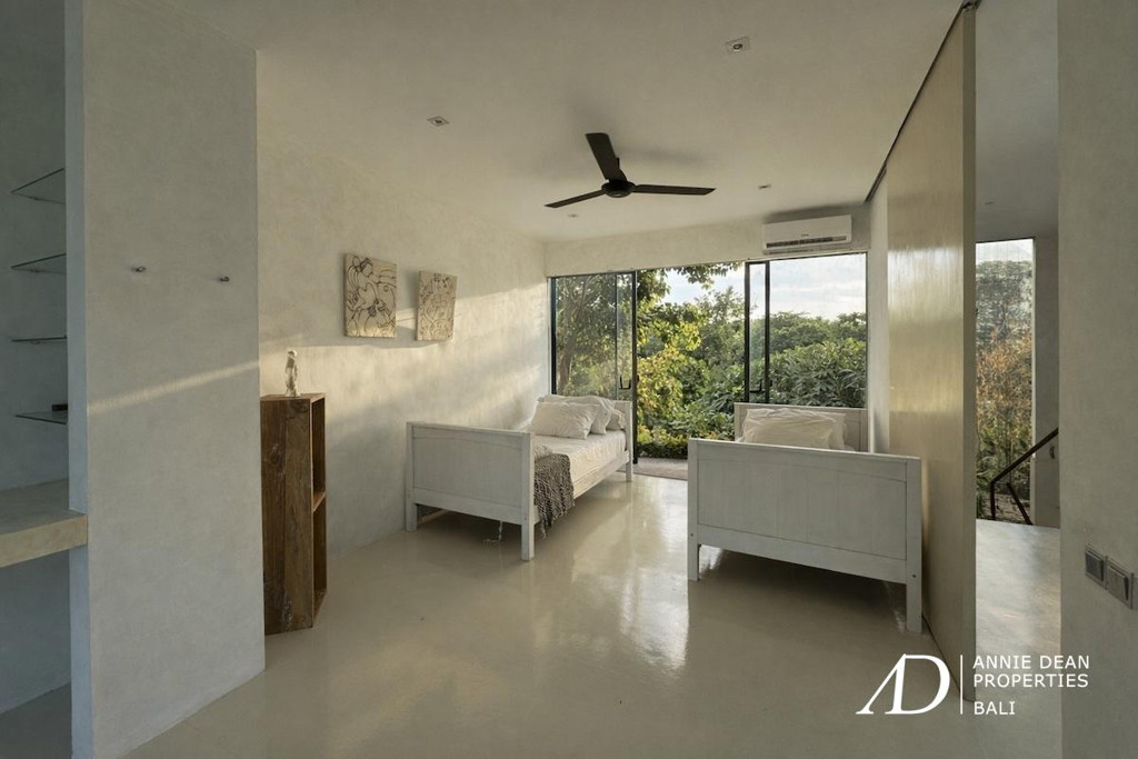 FREEHOLD FULLY RENOVATED BEACHSIDE RETREAT IN PERERENAN