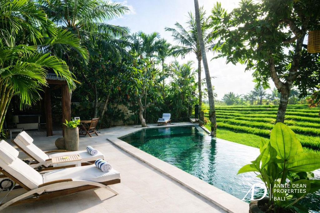 FREEHOLD RUSTIC STYLE VILLA OFFERS RICE-FEALED VIEWS  IN CANGGU
