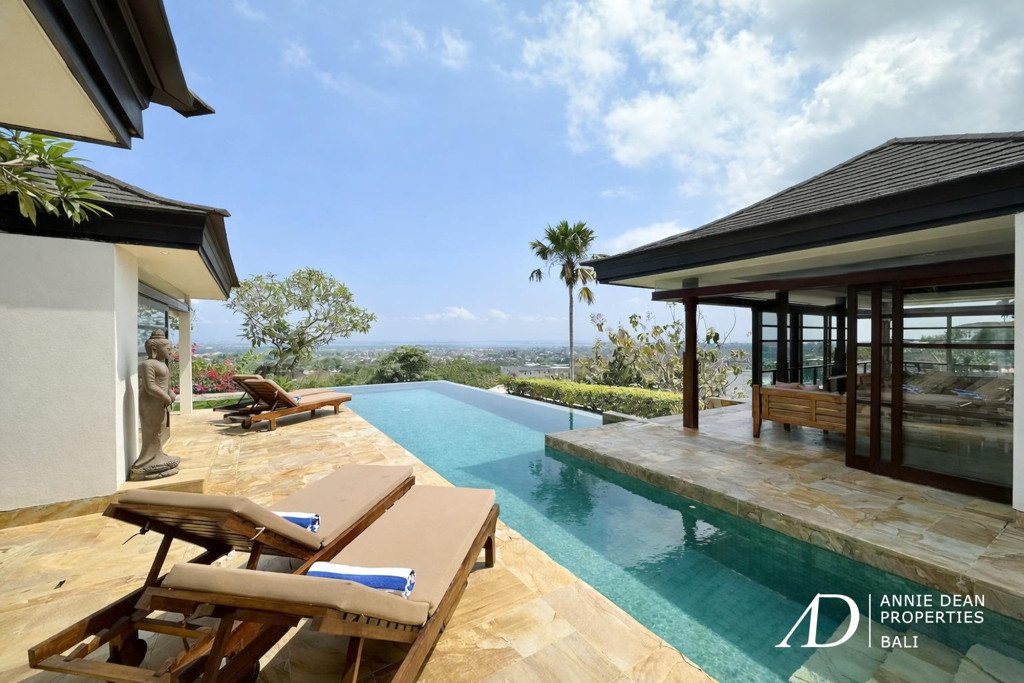 FREEHOLD HILL-SIDE LUXURY FREEHOLD VILLA OFFER STUNNING OCEAN VIEWS 