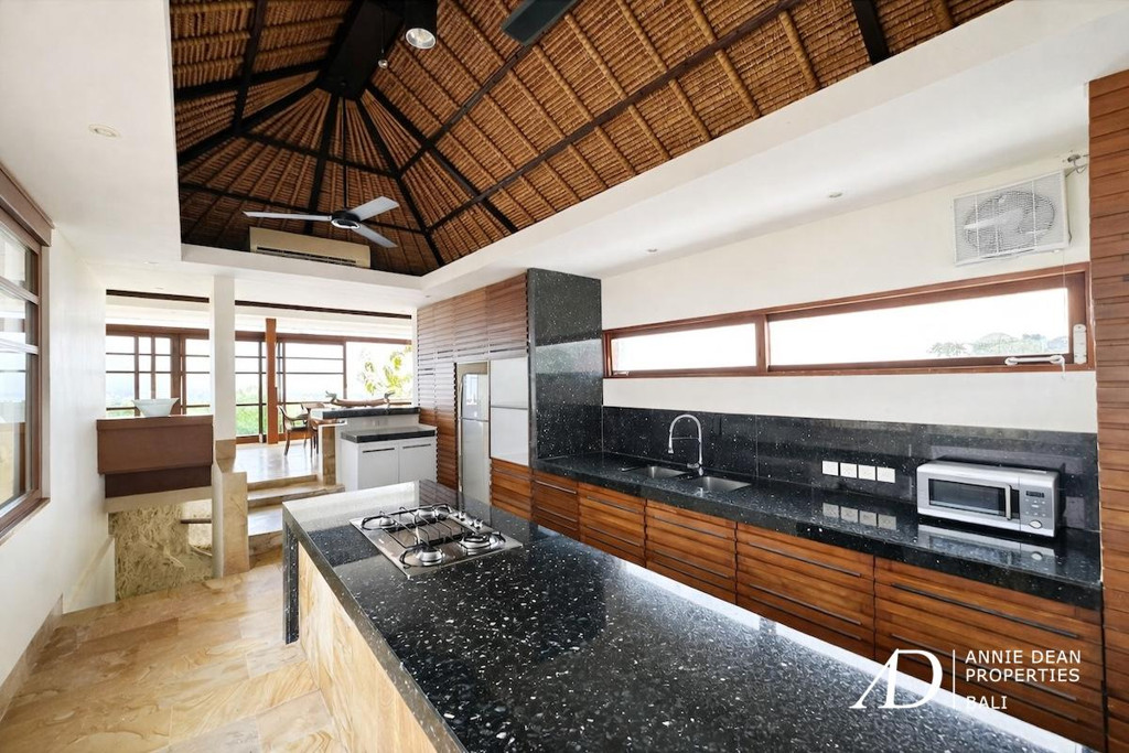 FREEHOLD HILL-SIDE LUXURY FREEHOLD VILLA OFFER STUNNING OCEAN VIEWS 