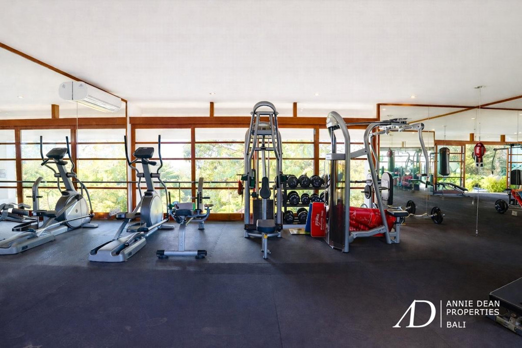 FREEHOLD HILL-SIDE LUXURY FREEHOLD VILLA OFFER STUNNING OCEAN VIEWS 