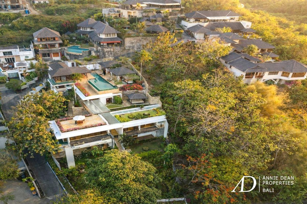 FREEHOLD HILL-SIDE LUXURY FREEHOLD VILLA OFFER STUNNING OCEAN VIEWS 