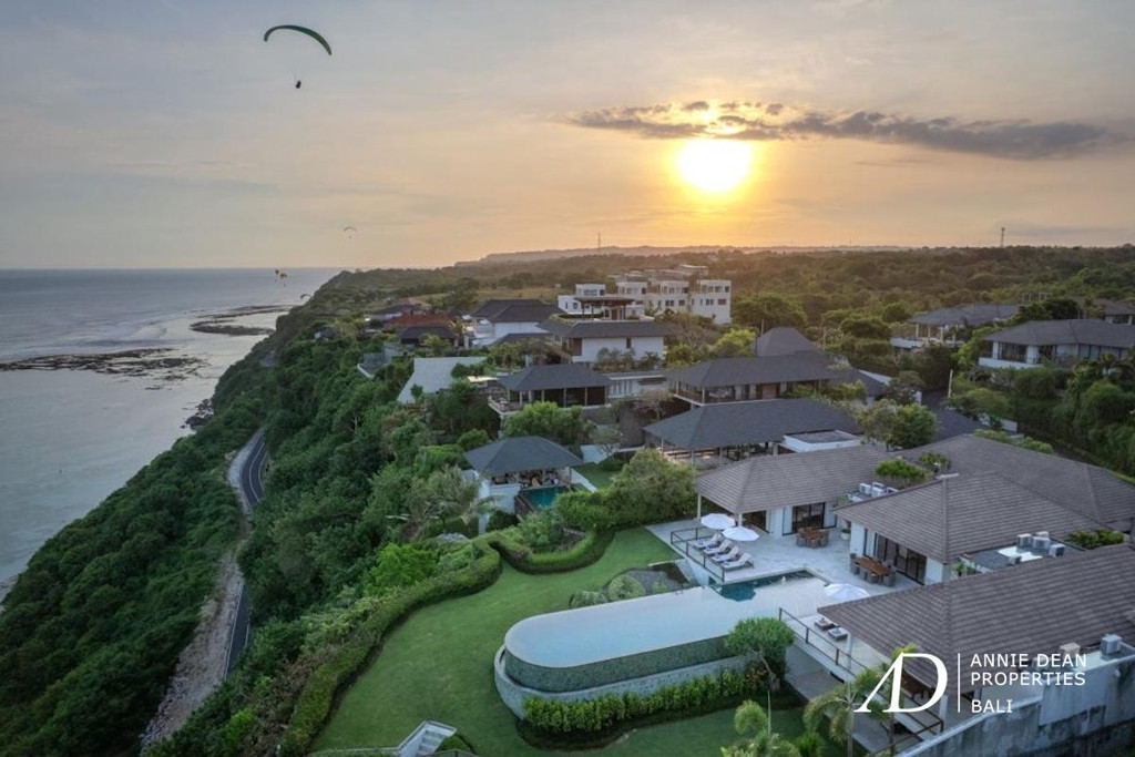 FREEHOLD | OCEAN VIEWS VILLA IN EXCLUSIVE CLIFFTOP ESTATE, SOUTH BALI