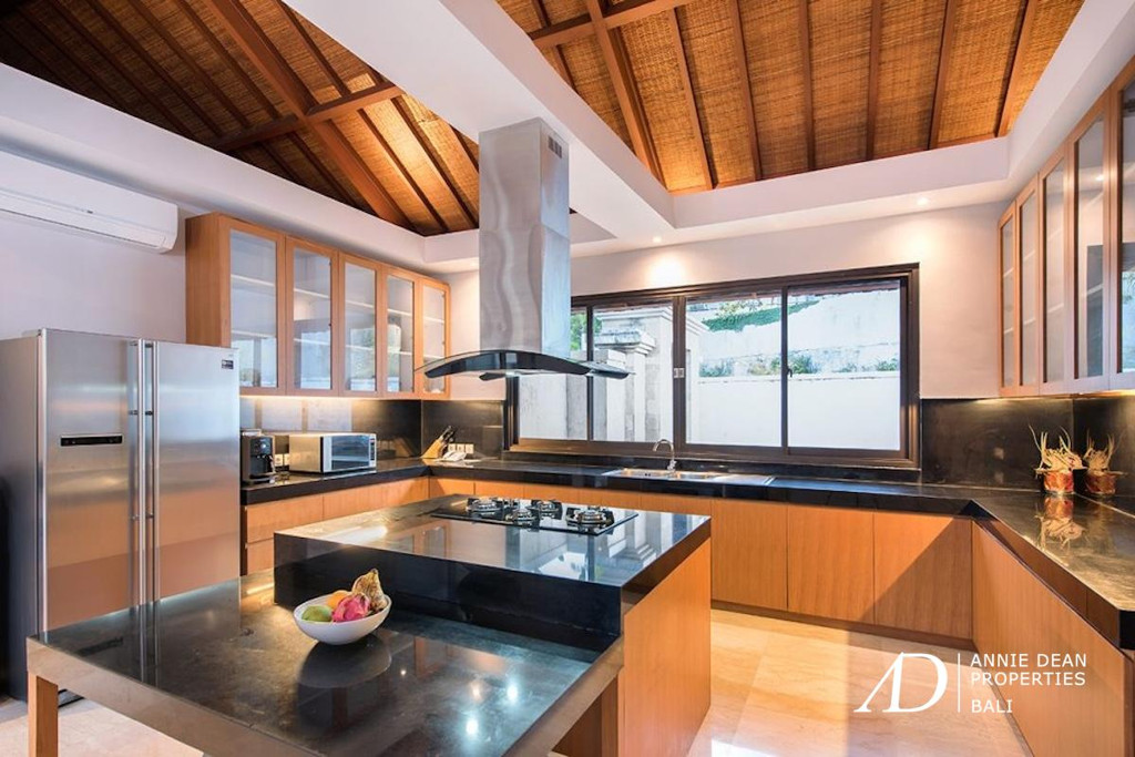 FREEHOLD | OCEAN VIEWS VILLA IN EXCLUSIVE CLIFFTOP ESTATE, SOUTH BALI