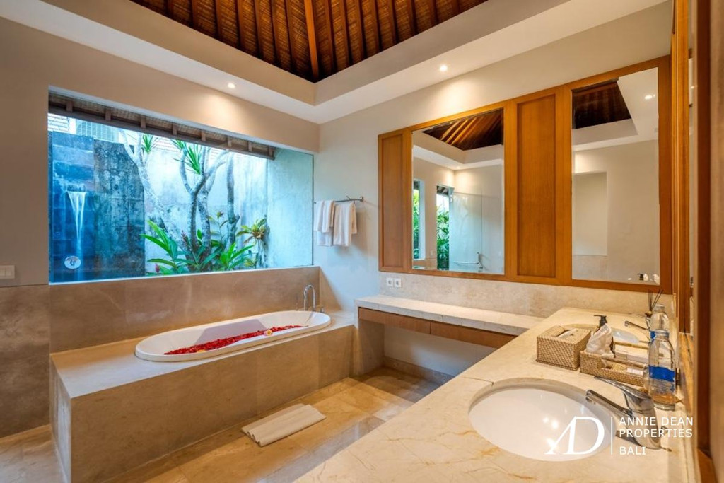 FREEHOLD | OCEAN VIEWS VILLA IN EXCLUSIVE CLIFFTOP ESTATE, SOUTH BALI
